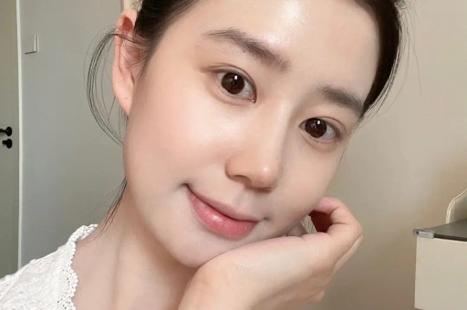 女大学生深夜得知母亲去世向同校70万粉丝博主求助后获助